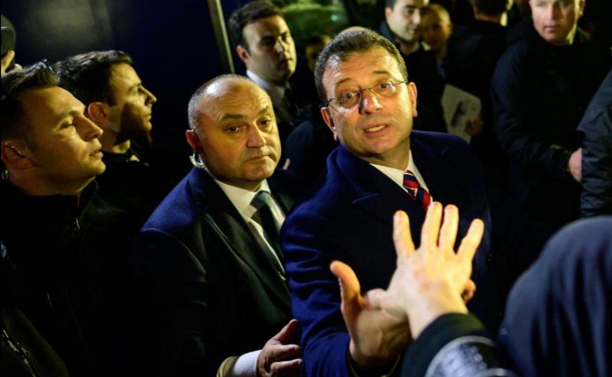 El alcalde de Estambul, Ekrem Imamoglu, se une a sus seguidores durante una protesta en Estambul. 