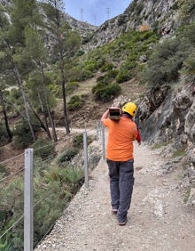 Imagen secundaria 2 - Trabajos de los alpinistas en la zona dañada.