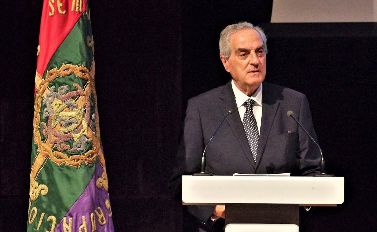 Luis Merino en el atril, junto a la bandera de la Agrupación de Cofradías. 