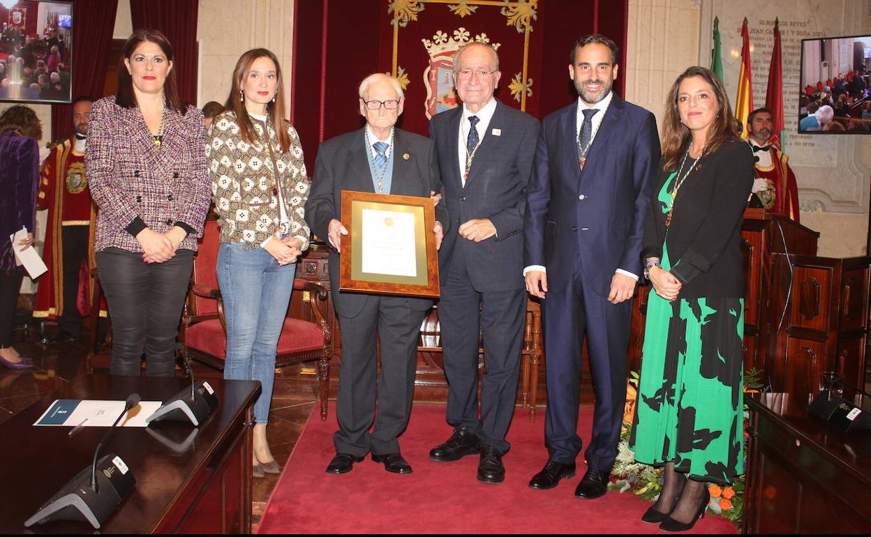 La Mirilla: Medalla de la Ciudad para Guillermo Jiménez Smerdou