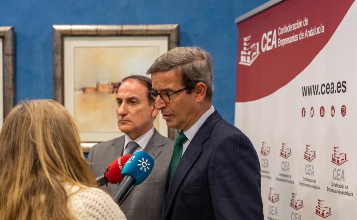 El consejero de Política Industrial y Energía, Jorge Paradela, junto al presidente de la Confederación de Empresarios de Andalucía (CEA), Javier González de Lara. 