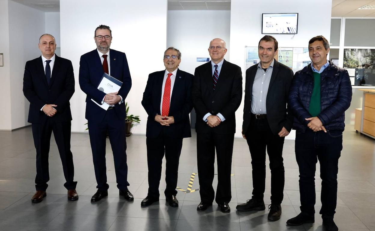 El rector, en el centro, con los subdirectores (José Ignacio Peláez y Luis Ayuso, izquierda) y el director del CISA, Félix Requena (derecha). 