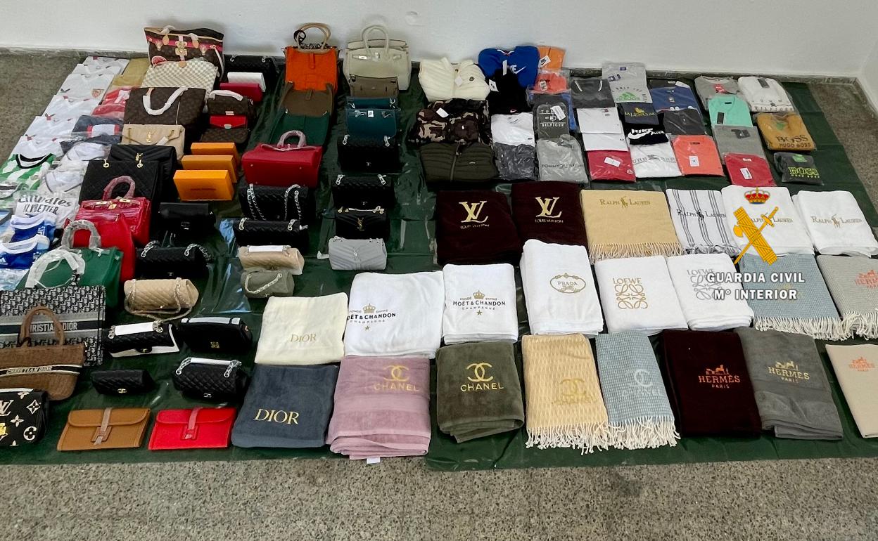 Sucesos: Incautan 3.000 artículos de lujo falsificados en mercadillos de Marbella y Estepona