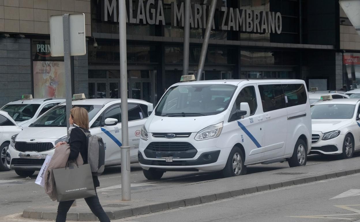 Los taxis accesibles de Málaga se defienden: «Nuestro sustento también depende de las familias y turistas»