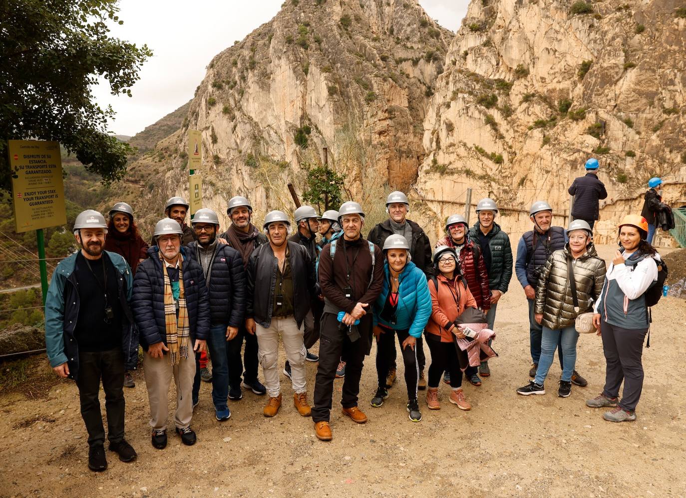 La entrada y salida se realiza por el acceso sur, en la barriada de El Chorro en Álora 