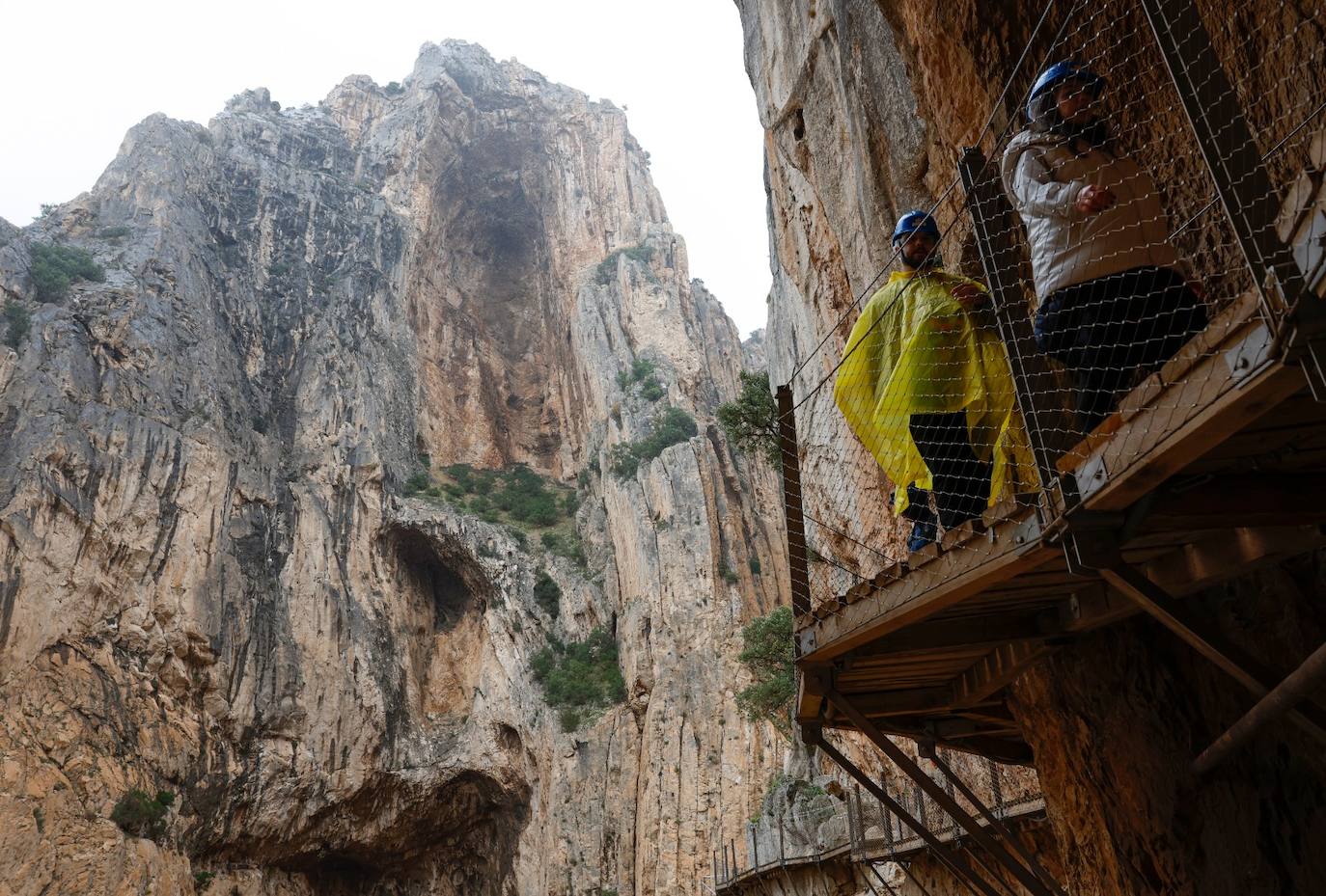 La entrada y salida se realiza por el acceso sur, en la barriada de El Chorro en Álora 