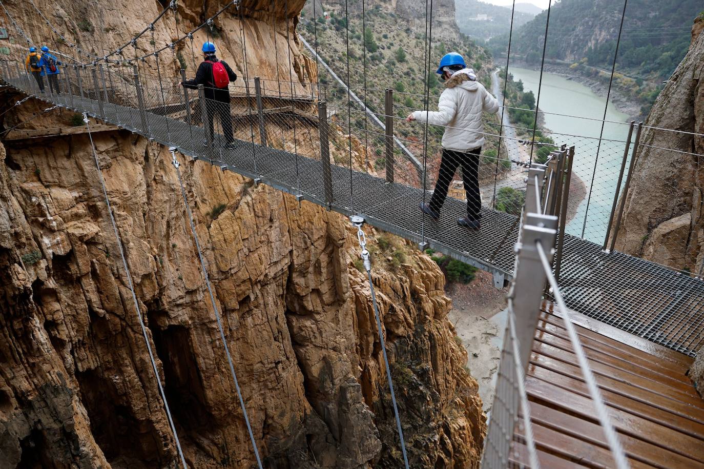 La entrada y salida se realiza por el acceso sur, en la barriada de El Chorro en Álora 