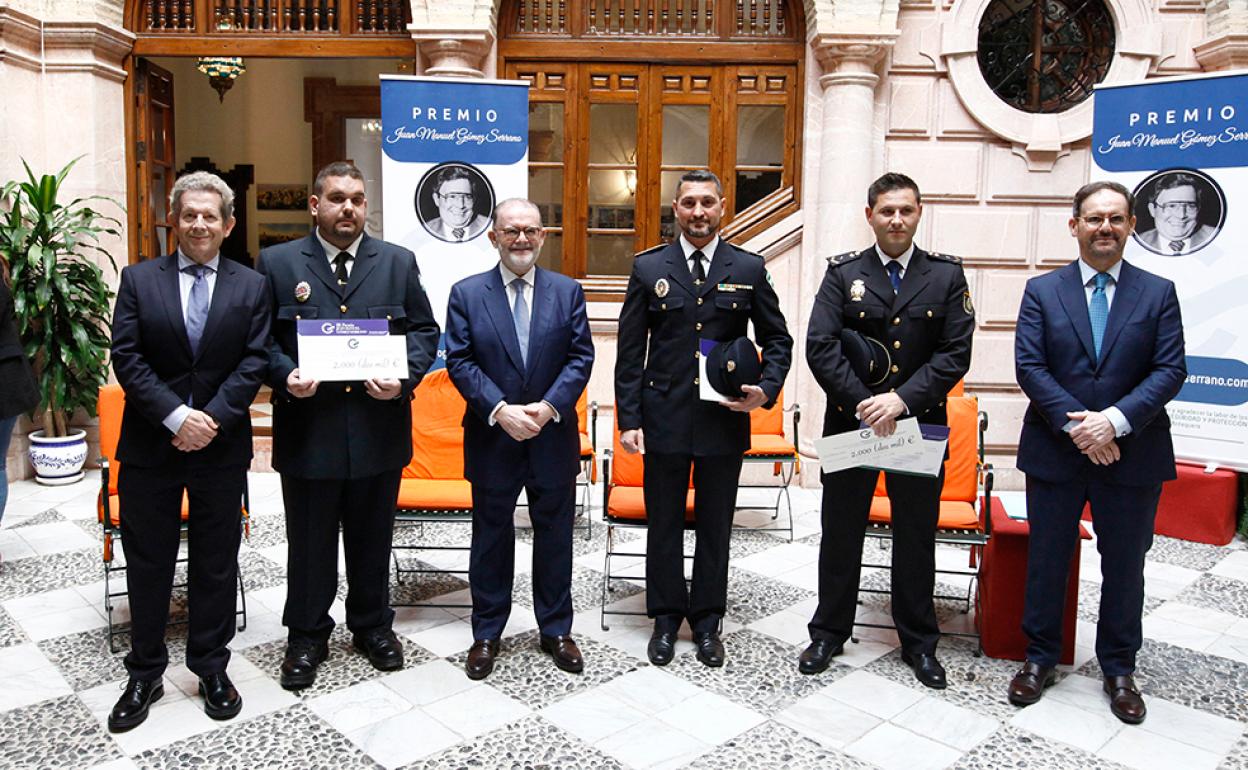 En el centro con gorra, los dos policías distinguidos con el Premio Gómez Serrano 