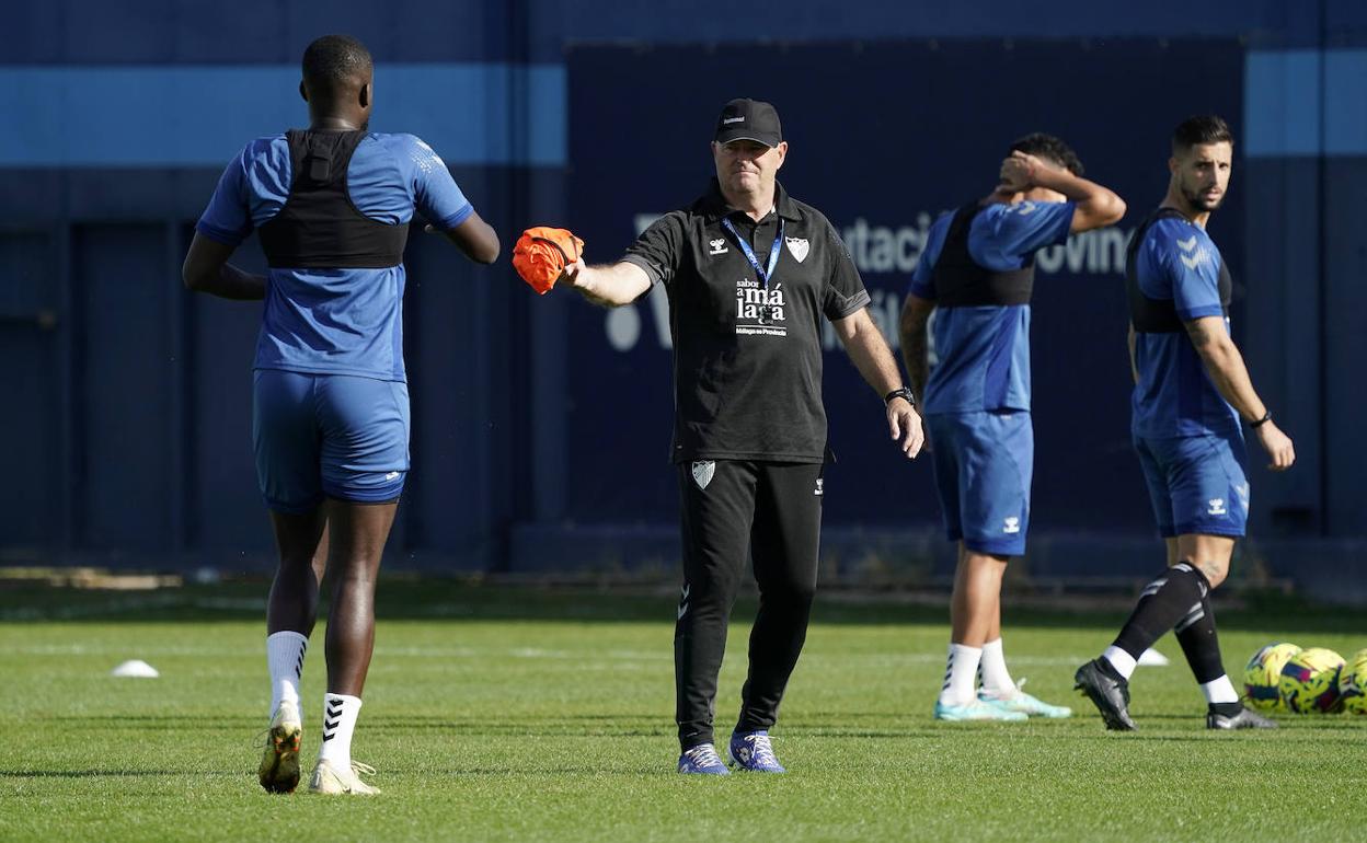 El entrenador del Málaga, Pepe Mel, durante un entrenamiento.