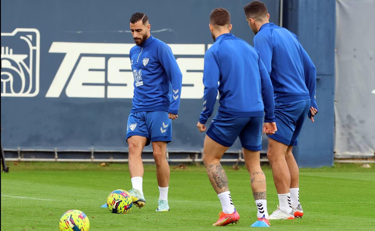 Luis Muñoz da un pase durante un ejercicio en el entrenamiento del viernes. 