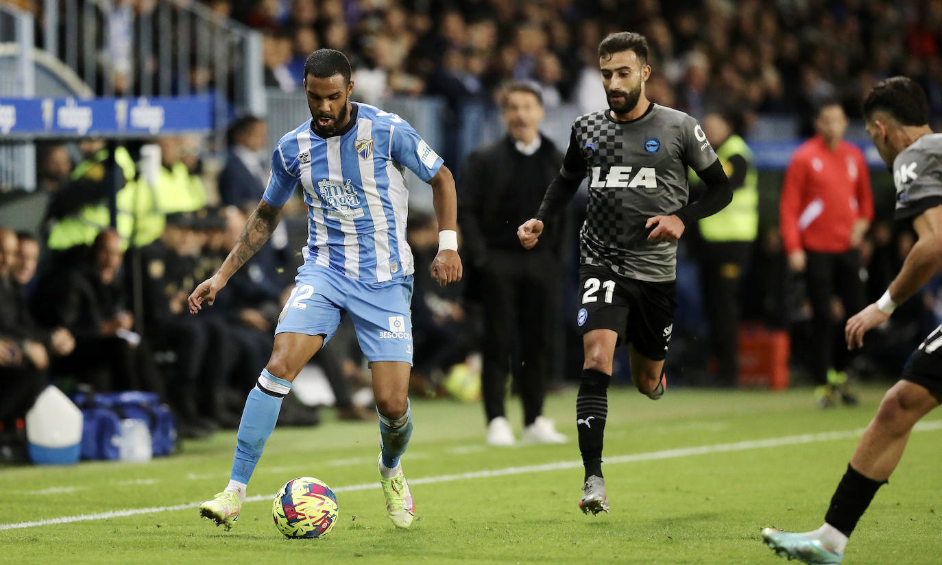 Victoria del Málaga en La Rosaleda con gol de Chavarría