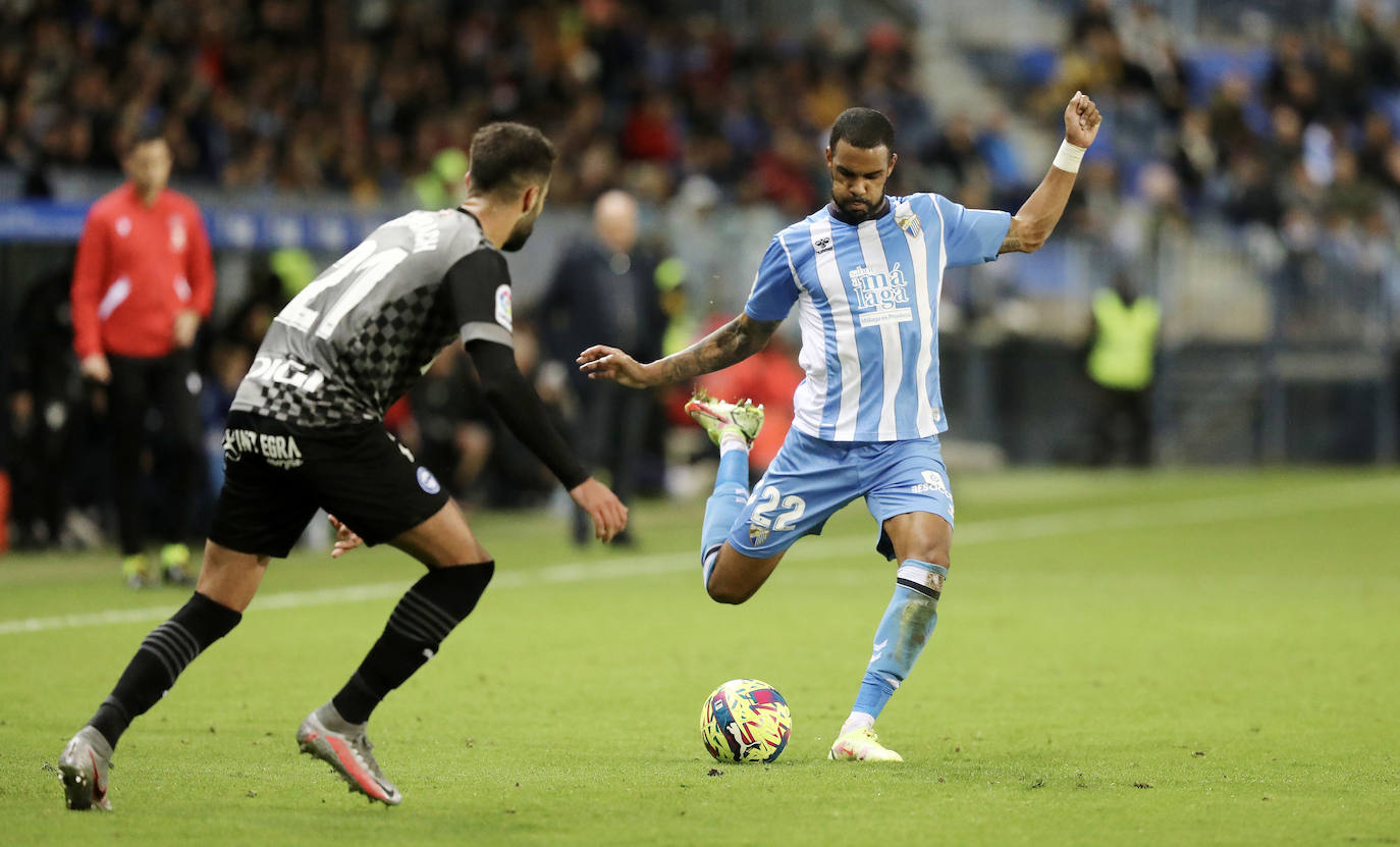 Victoria del Málaga en La Rosaleda con gol de Chavarría