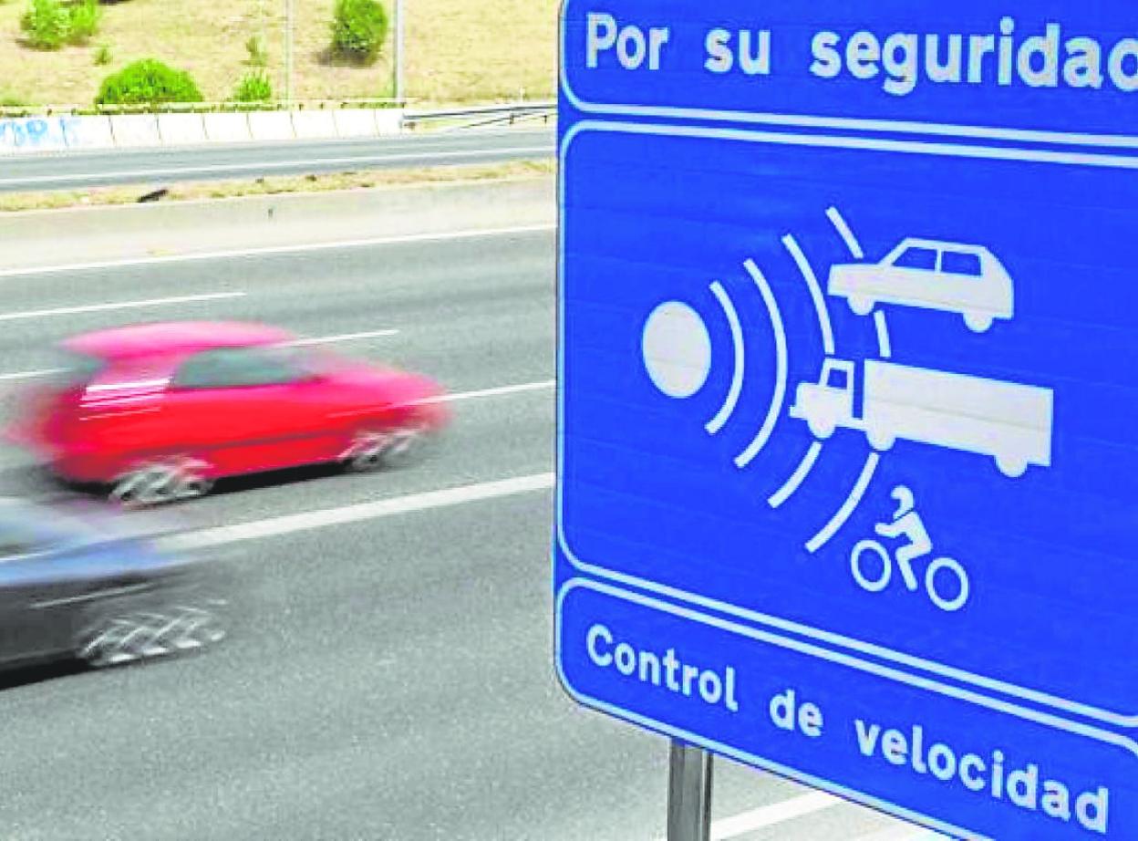 Control de velocidad en una autovía. efe