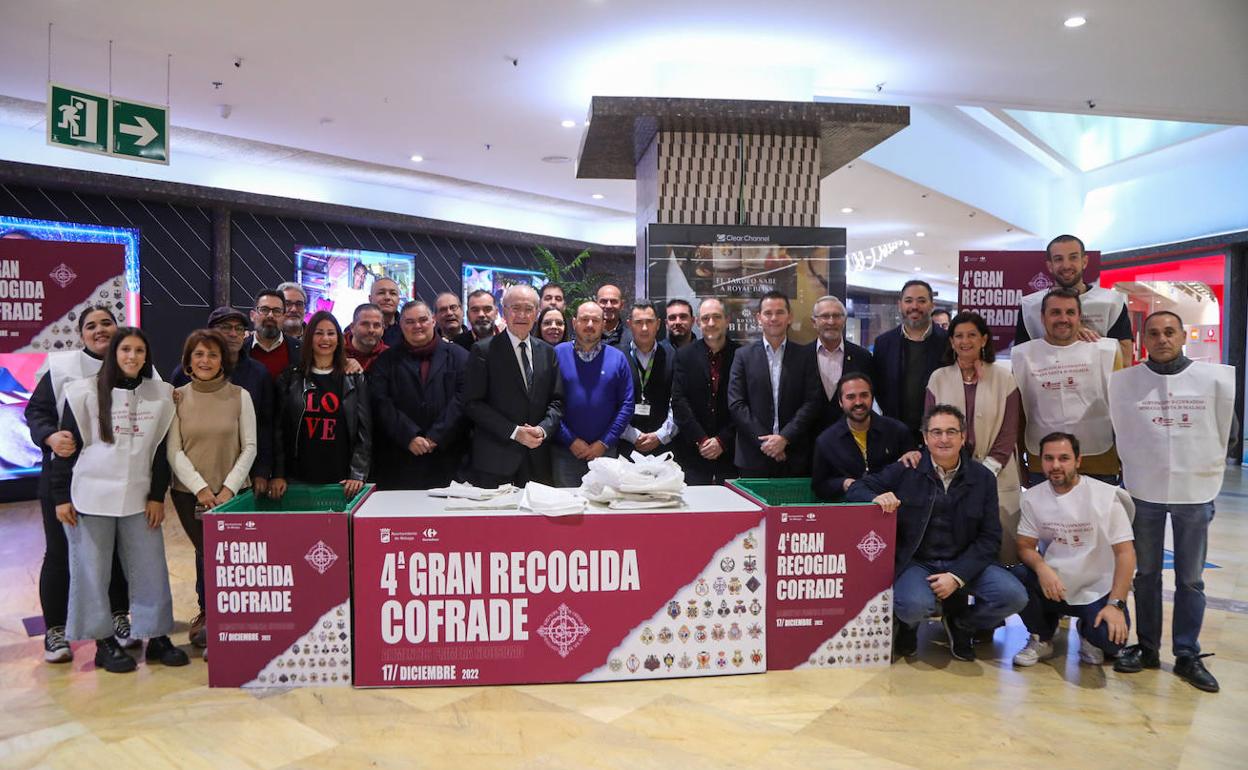 El alcalde, Francisco de la Torre, junto al concejal Francisco Pomares, Laura Robles y miembros de la organización de la Agrupación. 