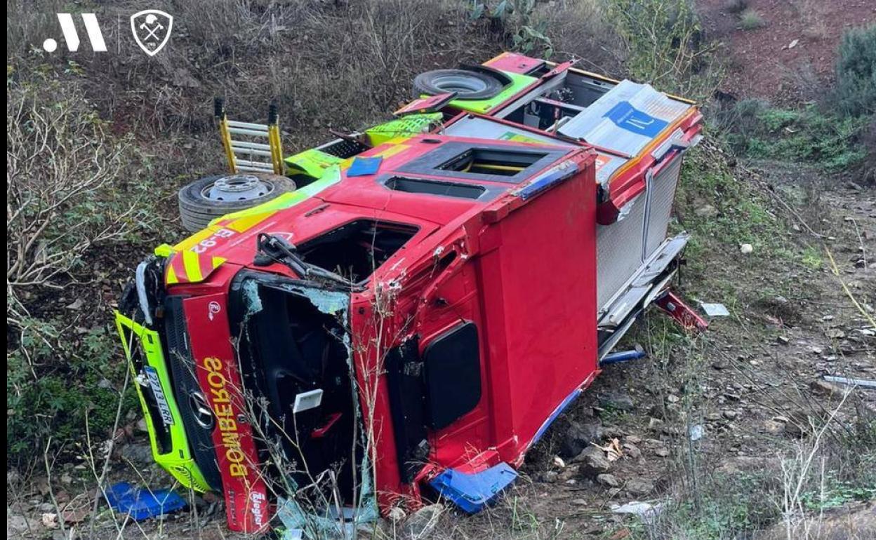 Tres bomberos heridos en Totalán al caer su vehículo por un terraplén de 25 metros
