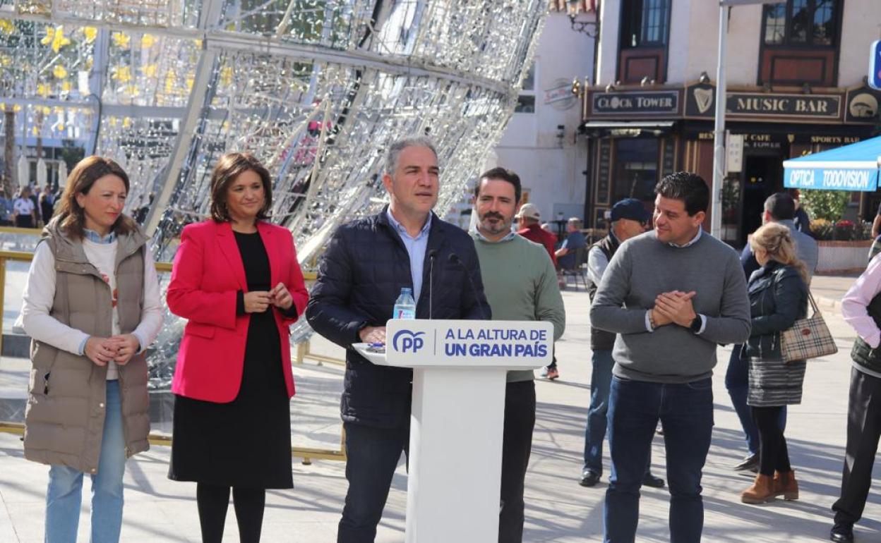 Elías Bendodo acompañado de Patricia Navarro, Margarita del Cid, José Ramón Carmona y Cristóbal Ortega, en Torremolinos. 