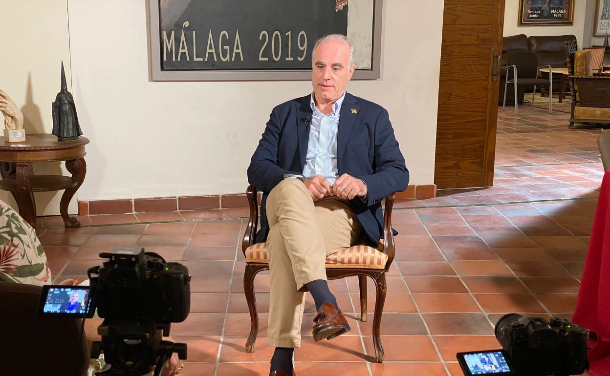 Andrés Camino, en una entrevista, en la sede de la Agrupación de Cofradías.