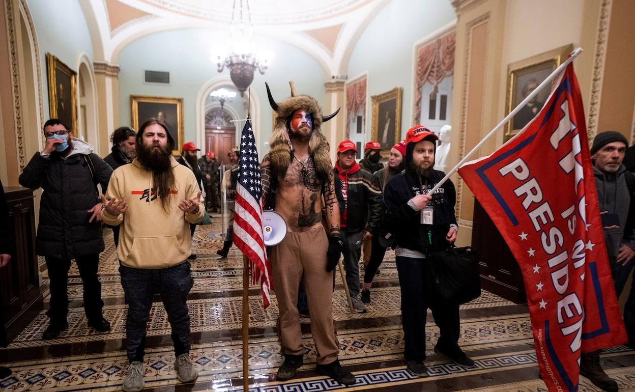 Seguidores de Trump durante el asalto al Capitolio. 