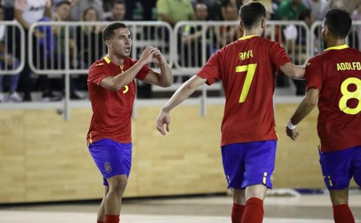 Pablo Ramírez celebra su gol en el debut con la selección española absoluta. 