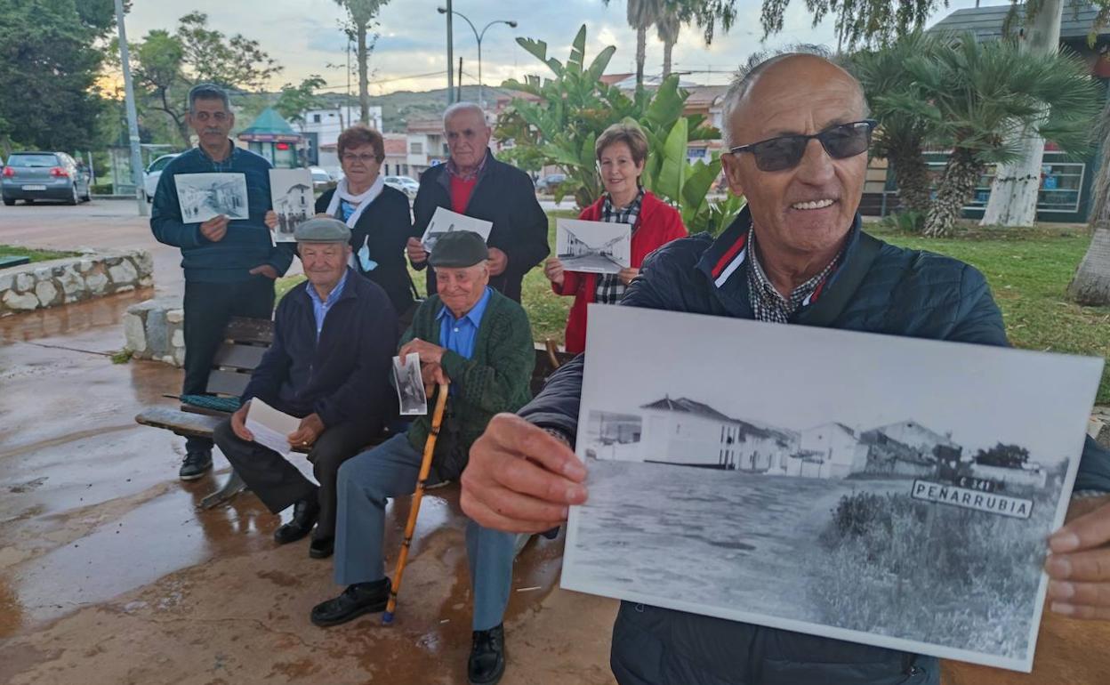 Vecinos de Peñarrubia, desaparecido bajo el Guadalteba, reunidos en Santa Rosalía, en la capital. 