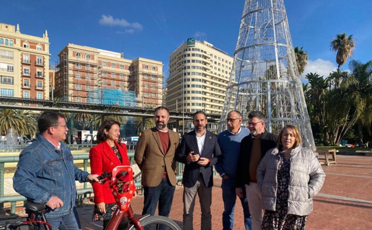 En el centro, Dani Pérez con sus concejales, el exvicepresidente de Aumat y el presidente de Ruedas Redondas.