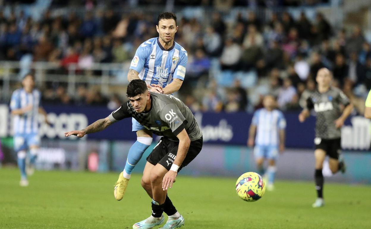 Rubén Castro trata de superar a Javi López, que se interpone en la trayectoria del balón.