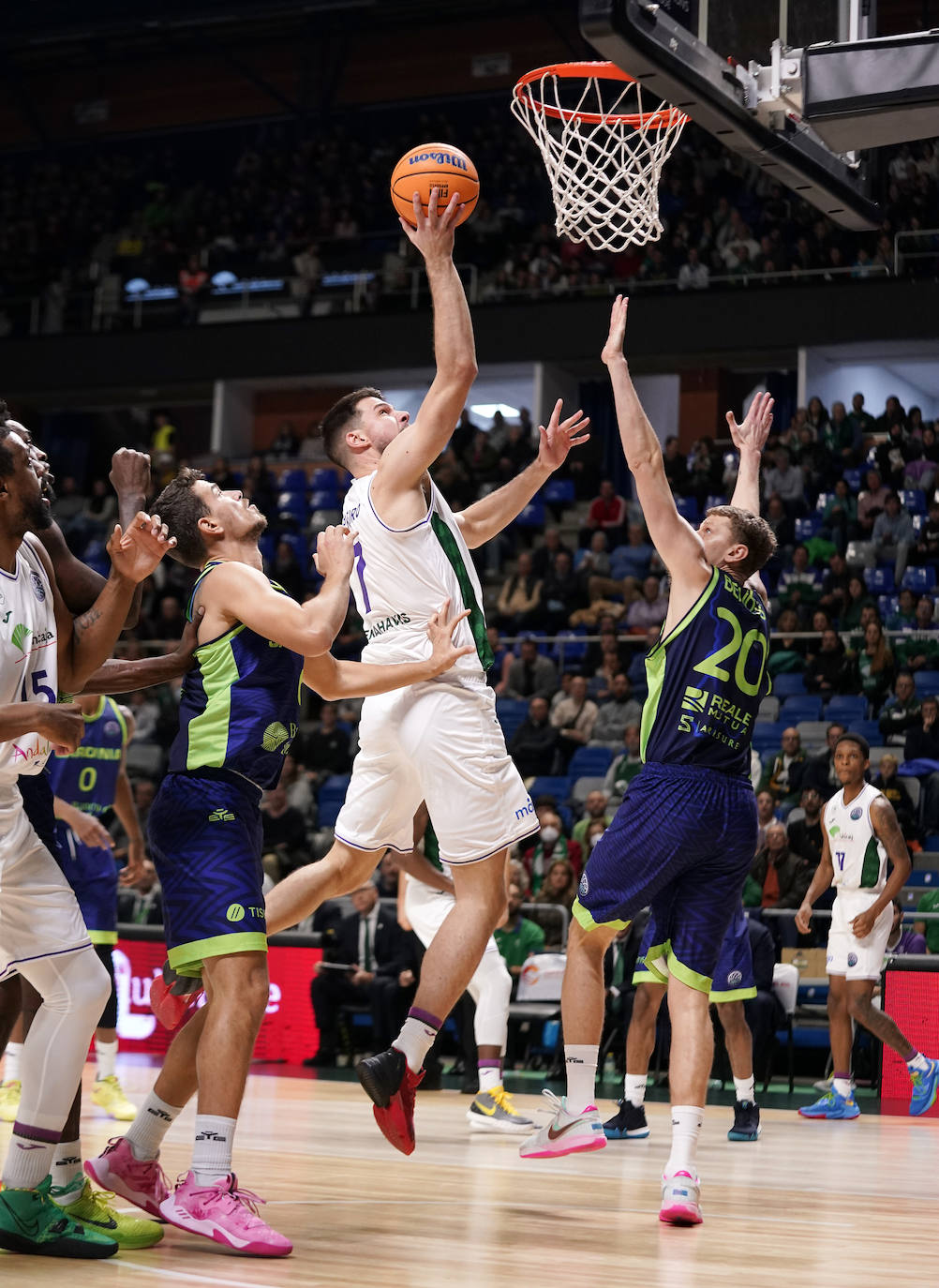 El Unicaja pierde en casa con el Sassari (82-92). 