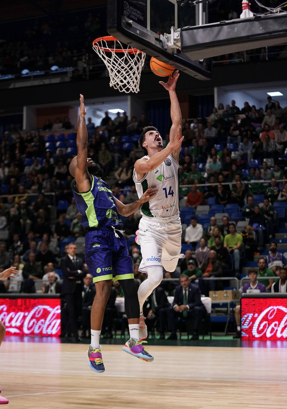 El Unicaja pierde en casa con el Sassari (82-92). 