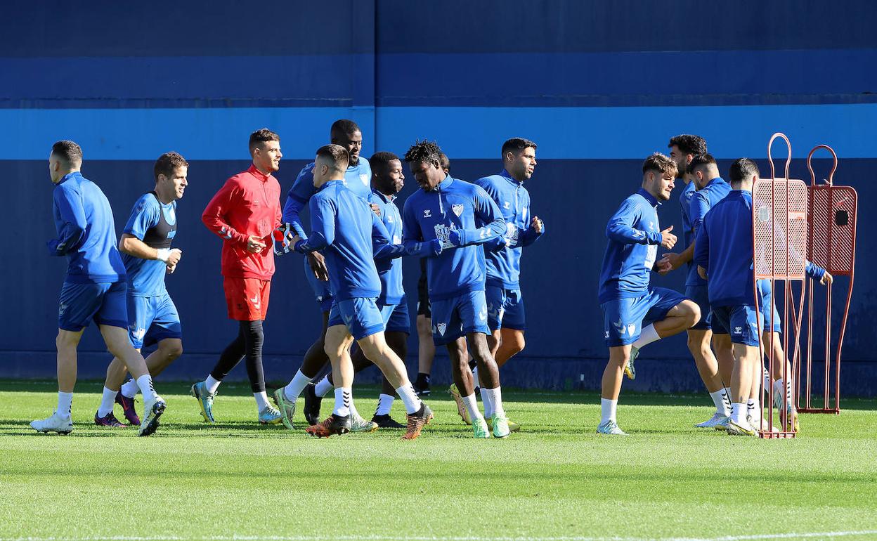 Los jugadores del Málaga durante el entrenamiento del lunes. 