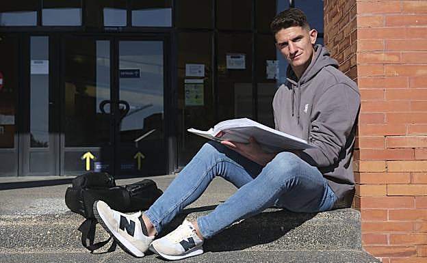 Amador estudia Ciencias de la Actividad Fisica y del Deporte a través de la Universidad a distancia.