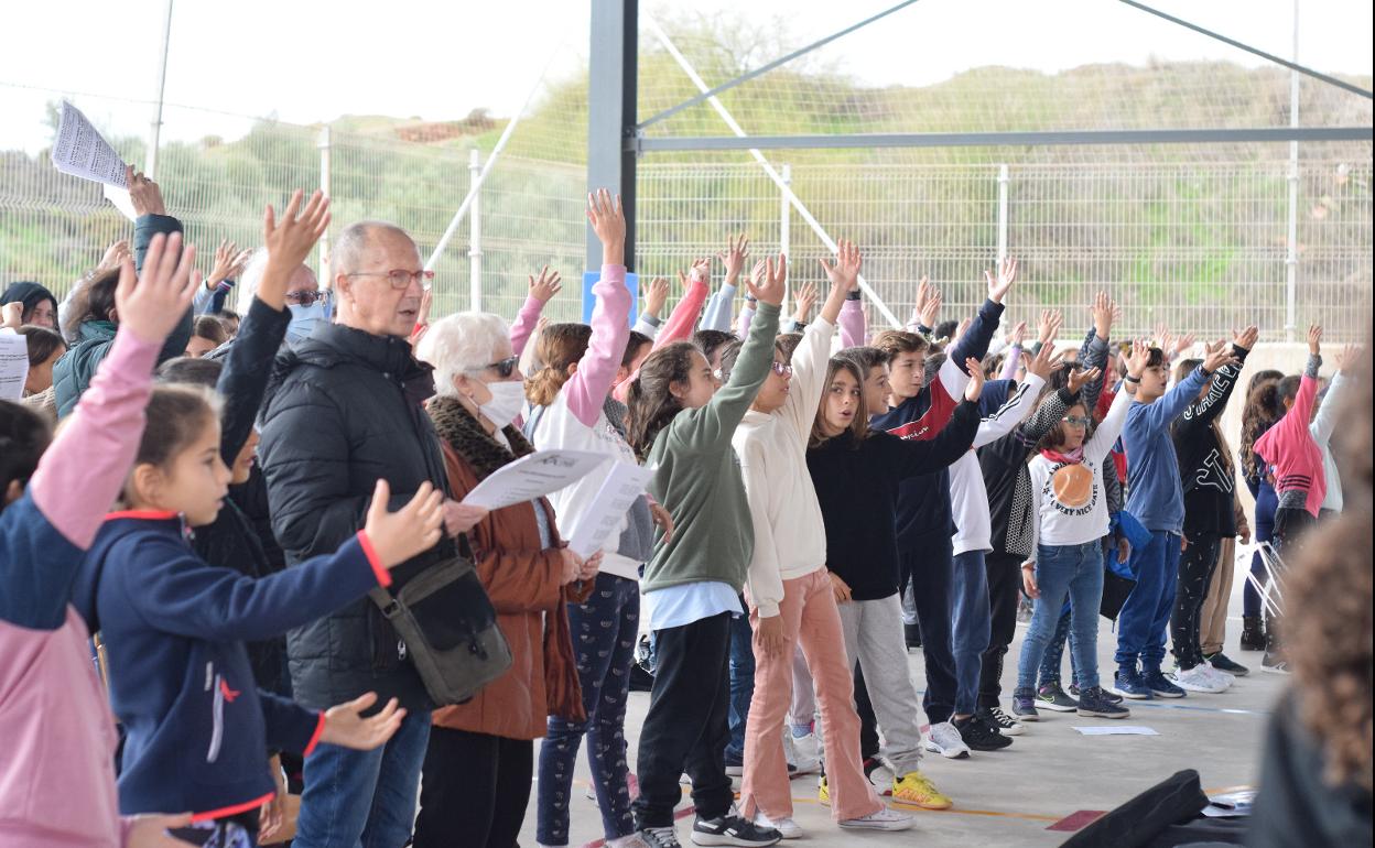 Niños y mayores, reunidos en el ensayo del lunes en el colegio Syalis. 