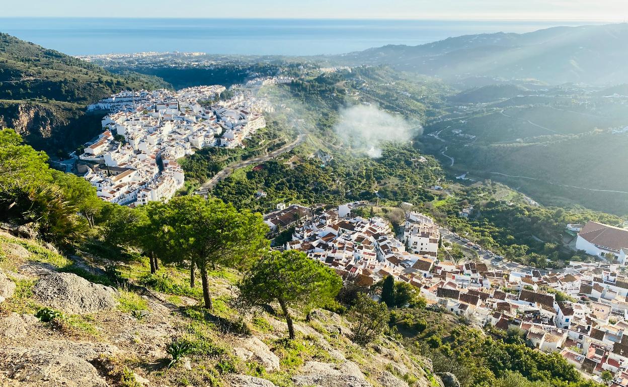 Imagen del casco urbano de Frigiliana desde la zona del castillo árabe. 