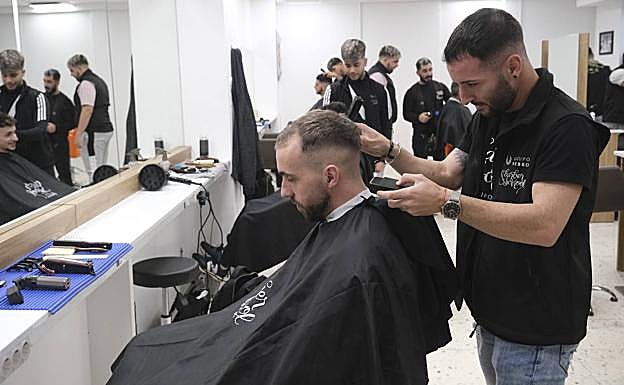 Miguelito se está formando como peluquero y acude a diario a la academia del Grupo Nebro en el barrio de La Trinidad.