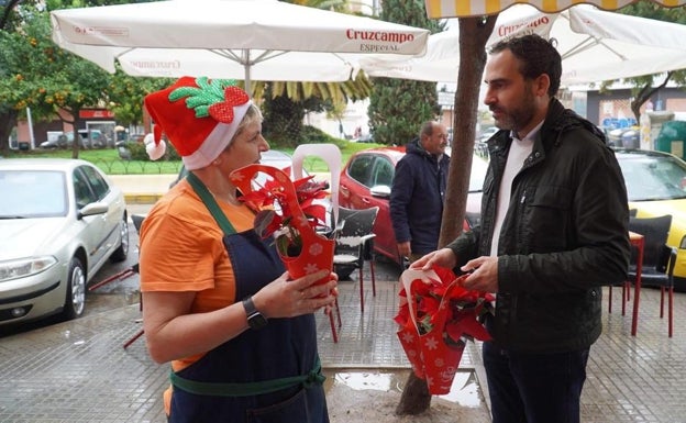 Dani Pérez reparte los pascueros con su cara por los distritos de la ciudad. 