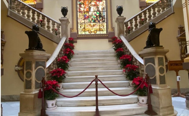 La alineación de pascueros en la escalinata principal interior del Ayuntamiento de Málaga