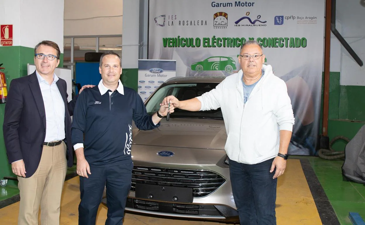 Juan Peña, Luis Ortigosa y Francisco Rodríguez, en la entrega del vehículo al IES Rosaleda. 