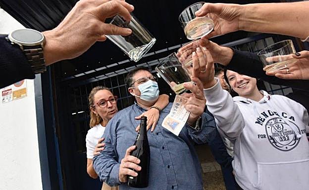 ¿Qué hacer si te toca un premio o el Gordo de la Lotería de Navidad? Ocho consejos a tener en cuenta