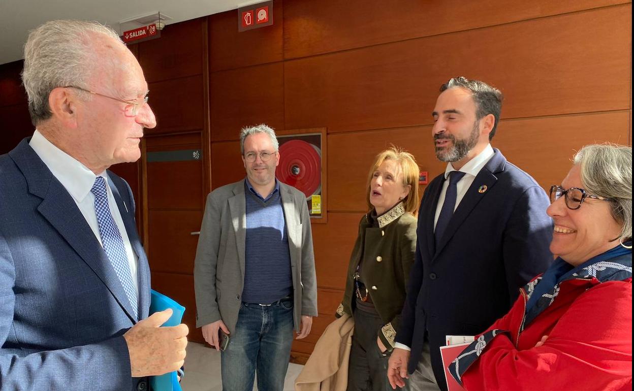 Dani Pérez y los socialistas felicitaban al alcalde por su 80 cumpleaños, y De la Torre les deseaba a todos una Feliz Navidad, en las ruedas de prensa previas al pleno de mañana.
