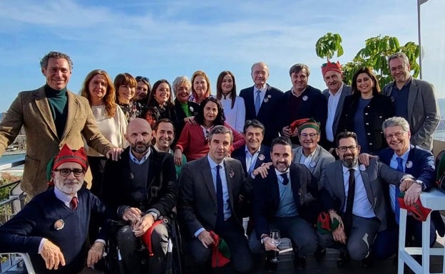 El alcalde, con su equipo, en la foto de familia, en la terraza del Málaga Palacio.