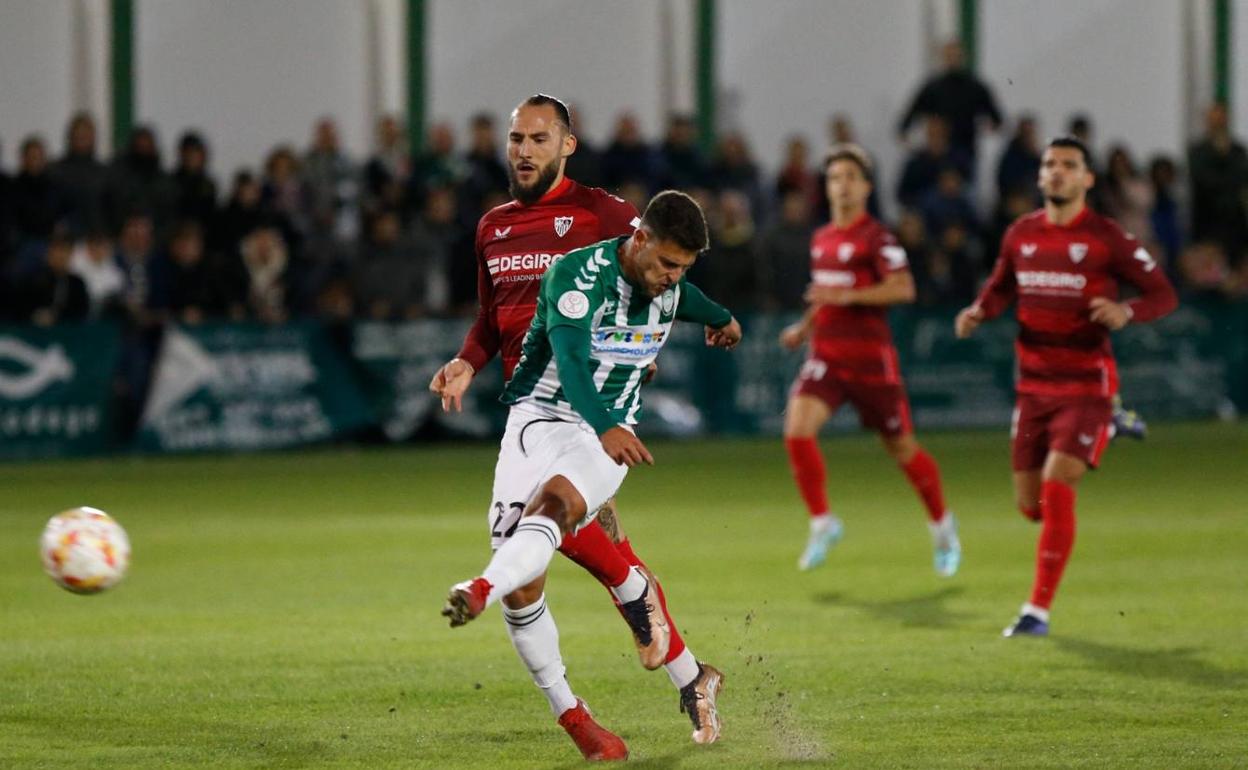 Machuca, en el disparo a puerta que supuso la mejor ocasión del Torremolinos en la primera parte. 