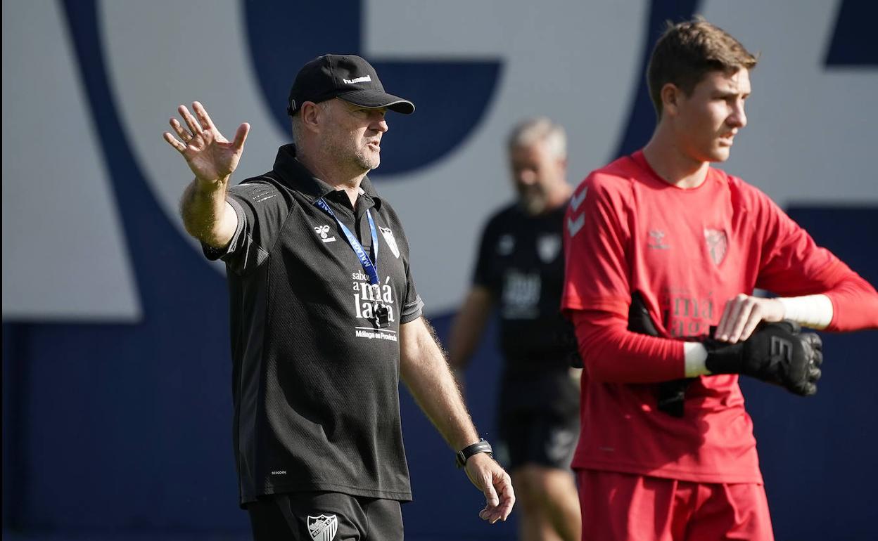 Pepe Mel se dirige a sus hombres durante el entrenamiento de este miércoles. 