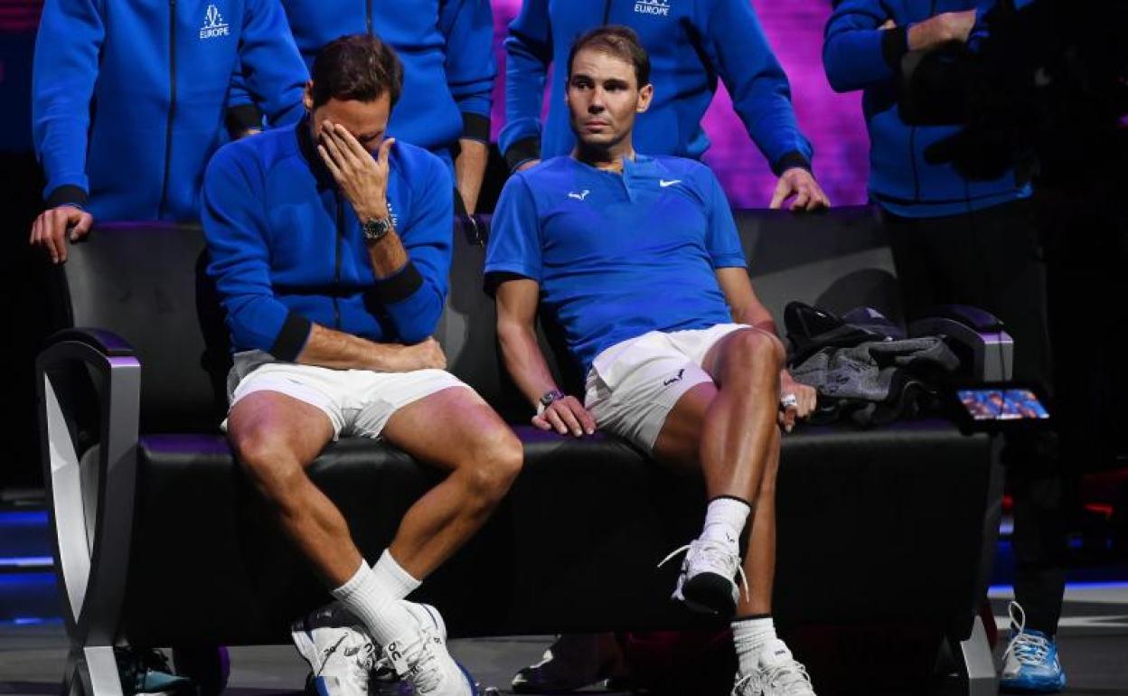 Roger Federer llora, acompañado de Rafa Nadal, tras decir adiós en la Laver Cup. 