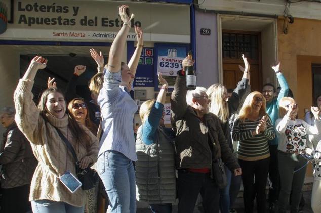Miembros de la peña Apart de la compañía Mercaders de las fiestas de los Moros y Cristianos de Villajoyosa celebran el quinto premio