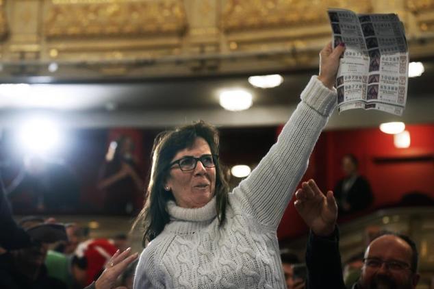 Una mujer del público en el Teatro Real celebra ser portadora de un quinto premio