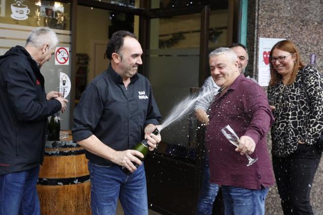 Agraciados con un quinto premio lo celebran en la localidad vizcaína de Galdakao