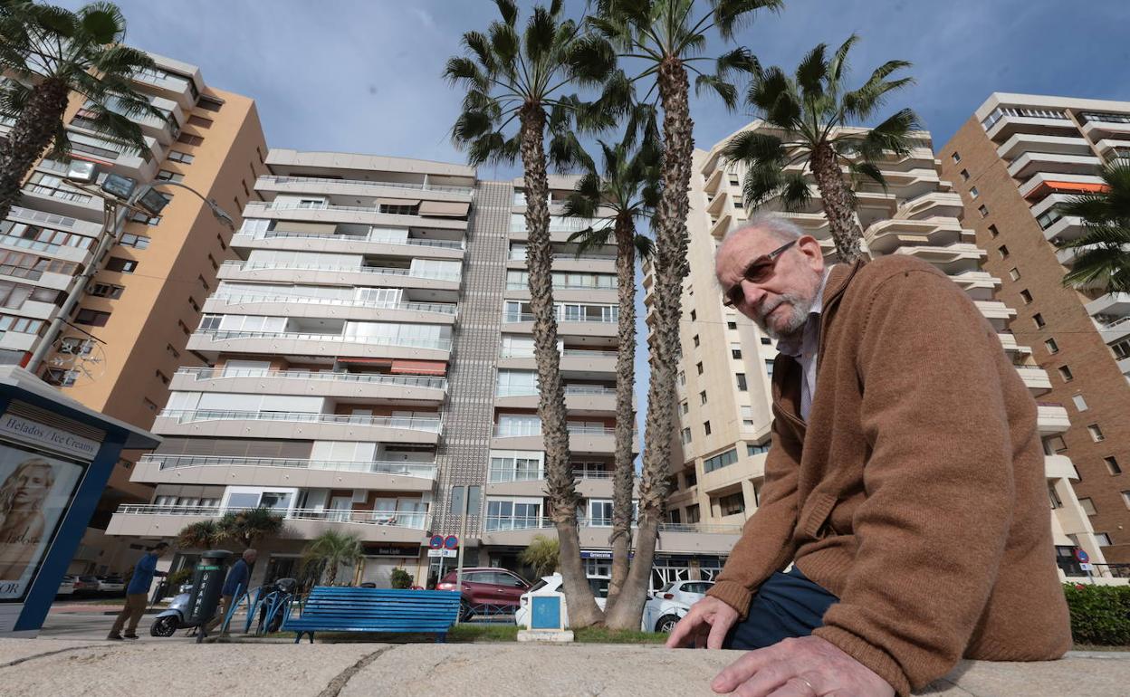 El profesor Smith Agreda, en el paseo Ciudad de Melilla, donde vive desde que llegó a Málaga. 