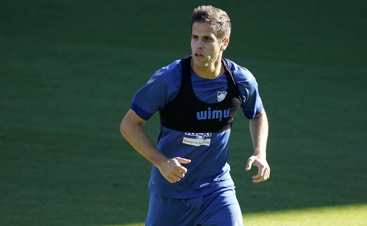 El futbolista Pablo Hervías en un entrenamiento con el Málaga.