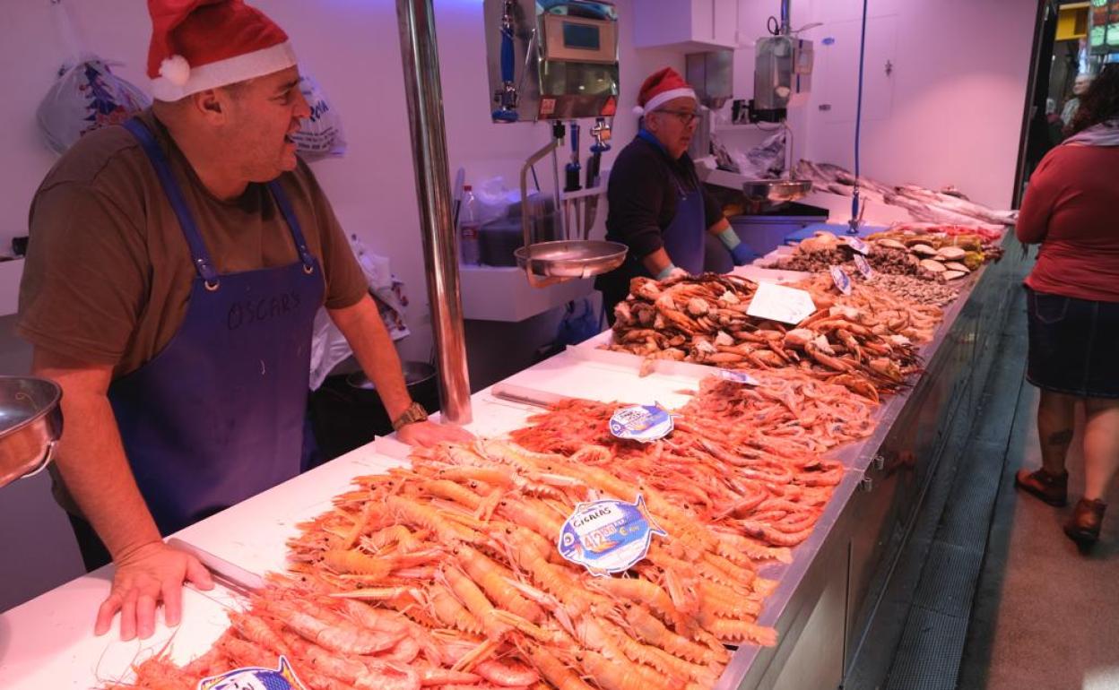 Ambiente navideño en el mercado de Atarazanas. 