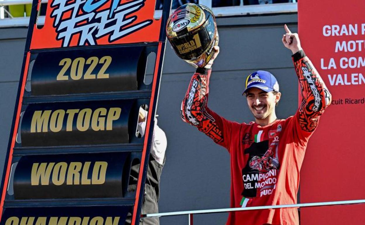 Francesco Bagnaia celebra su título mundial.