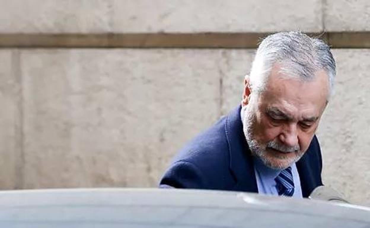 José Antonio Griñán sale de un coche a las puertas de la Audiencia de Sevilla. 